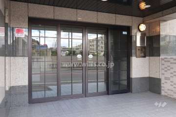 エントランスはオートロック付きです。