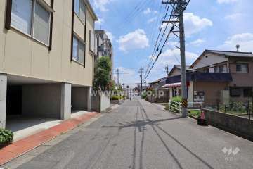敷地西側の前面道路（北側から）