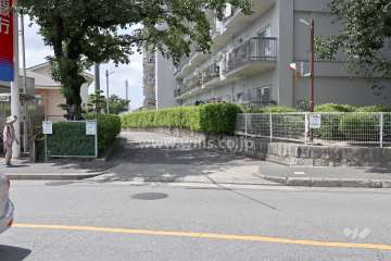 駐車場出入り口 