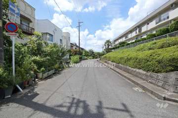 敷地南側の前面道路（東側から）