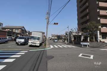敷地西側の前面道路（南側から）