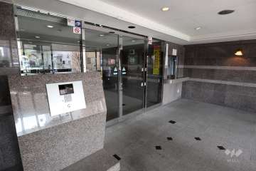 エントランスはオートロック付きです。