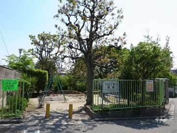 敷地入口横には『パロス第一遊園』があります。