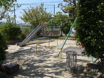 公園には遊具も設置されています。