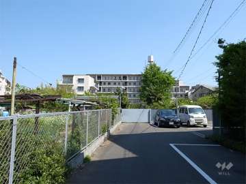 パロス山手町の遠景。周辺は一戸建てとマンションが混在する静かな住宅地です。