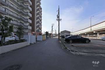 敷地北側の前面道路（東側から）。国道23号線に面しています。