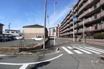 敷地南側の前面道路（東側から）