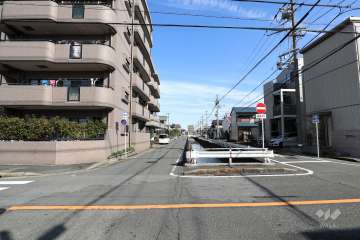 敷地東側の前面道路（南側から）