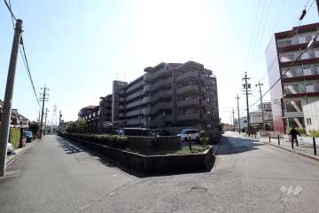 ライオンズガーデン惟信町の外観（北西側から）