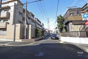 敷地北側の前面道路（東側から）
