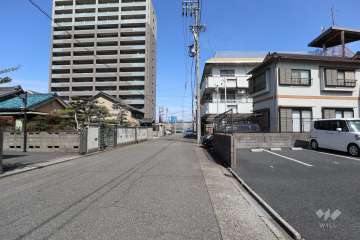 敷地北東側の前面道路（南西側から）