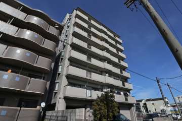 宝マンション遠若町の外観（南西側から）