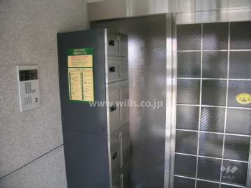 宅配ボックスとオートロック付きのエントランス