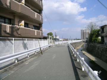 敷地南側に小仁川が流れています。