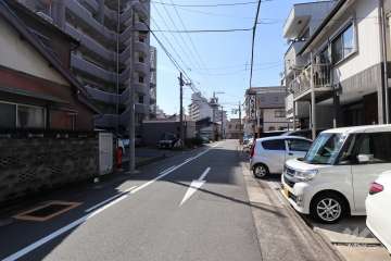 敷地北西側の前面道路（北東側から）