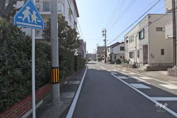 敷地西側の前面道路