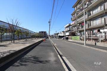 敷地南側の前面道路（東側から）
