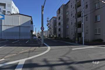 敷地北側の前面道路（西側から）