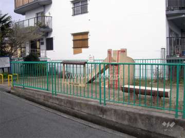 エントランス横にある公園