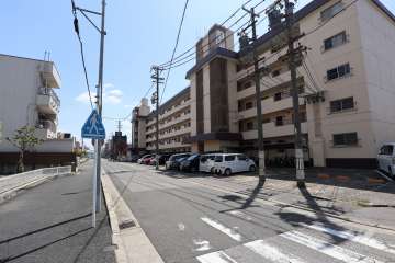 敷地北側の前面道路（西側から）