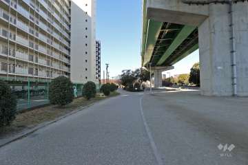 敷地北東側は名古屋高速4号東海線に面しています。