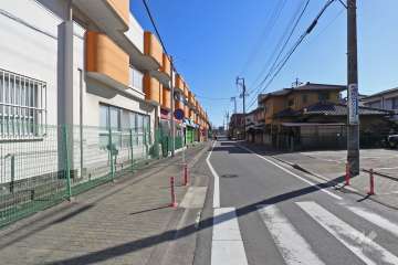 敷地南西側の前面道路（北西側から）