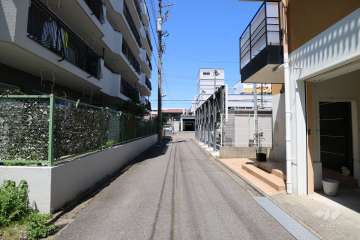 敷地南東側の前面道路(南西側から)