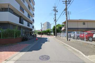 敷地北東側の前面道路(南東側から)