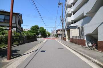 敷地北西側の前面道路(南西側から)