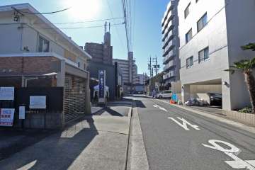 敷地南東側の前面道路（北東側から）