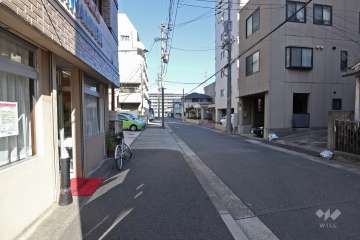 敷地北西側の前面道路（南西側から）