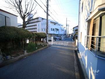 敷地西側の前面道路（北側から）