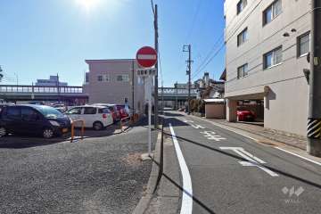 敷地南東側の前面道路（北東側から）