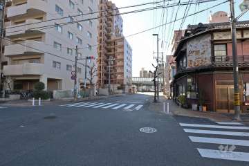 敷地北西側の前面道路（北東側から）