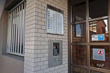 オートロックと案内板