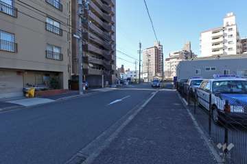 敷地北側の前面道路（東側から）