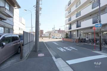 敷地北側の前面道路（西側から）