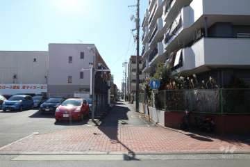 敷地東側の前面道路（北側から）