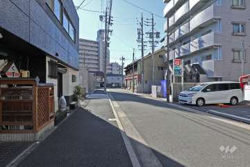 敷地南東側の前面道路（北東側から）
