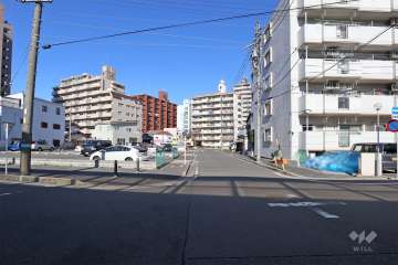 敷地西側の前面道路