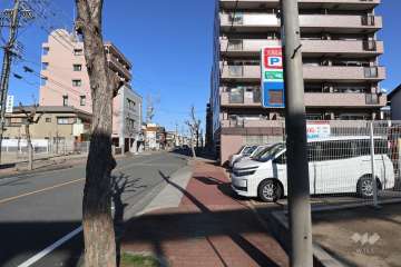 敷地北西側の前面道路（南西側から）