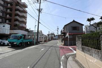 敷地北西側の前面道路（北東側から）
