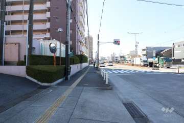 敷地北西側の前面道路（北東側から）