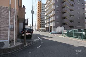 敷地東側の前面道路（北側から）