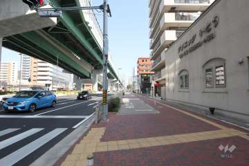 敷地西側の前面道路（南側から）