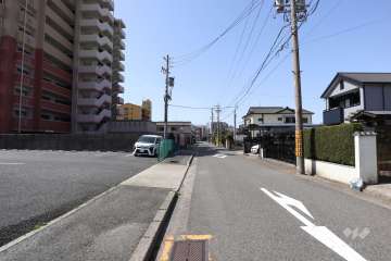 敷地北西側の前面道路（北東側から）