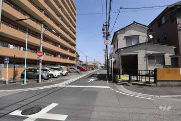 敷地南東側の前面道路（南西側から）