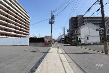 敷地南側の前面道路（西側から）