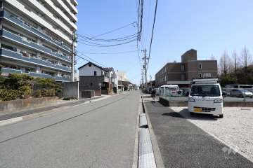 敷地南東側の前面道路（南西側から）
