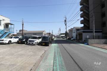 敷地北西側の前面道路（南西側から）
